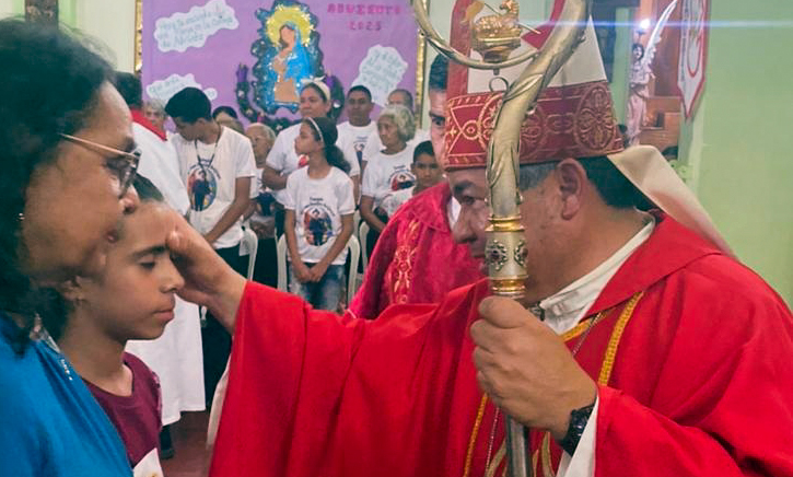 Cien confirmandos conmemorando el día de la confirmación del beato José Gregorio Hernández